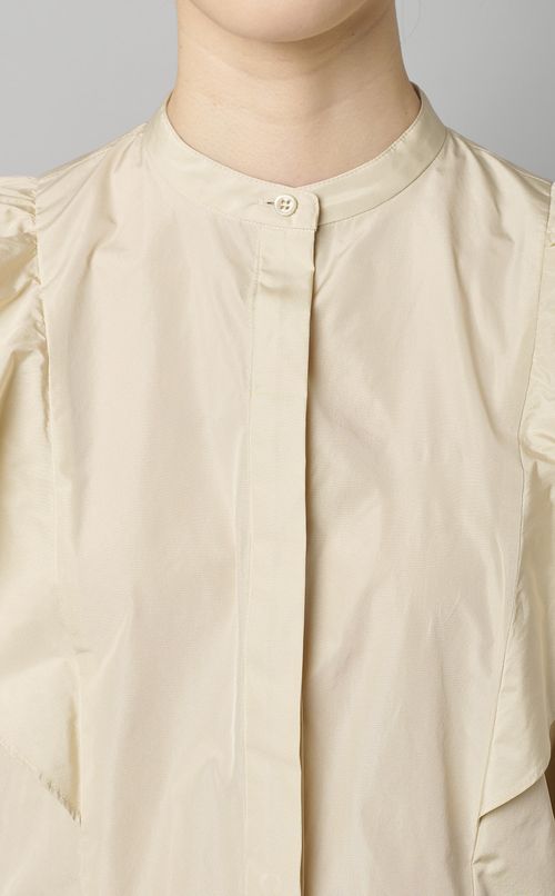 タフタラッフルブラウス