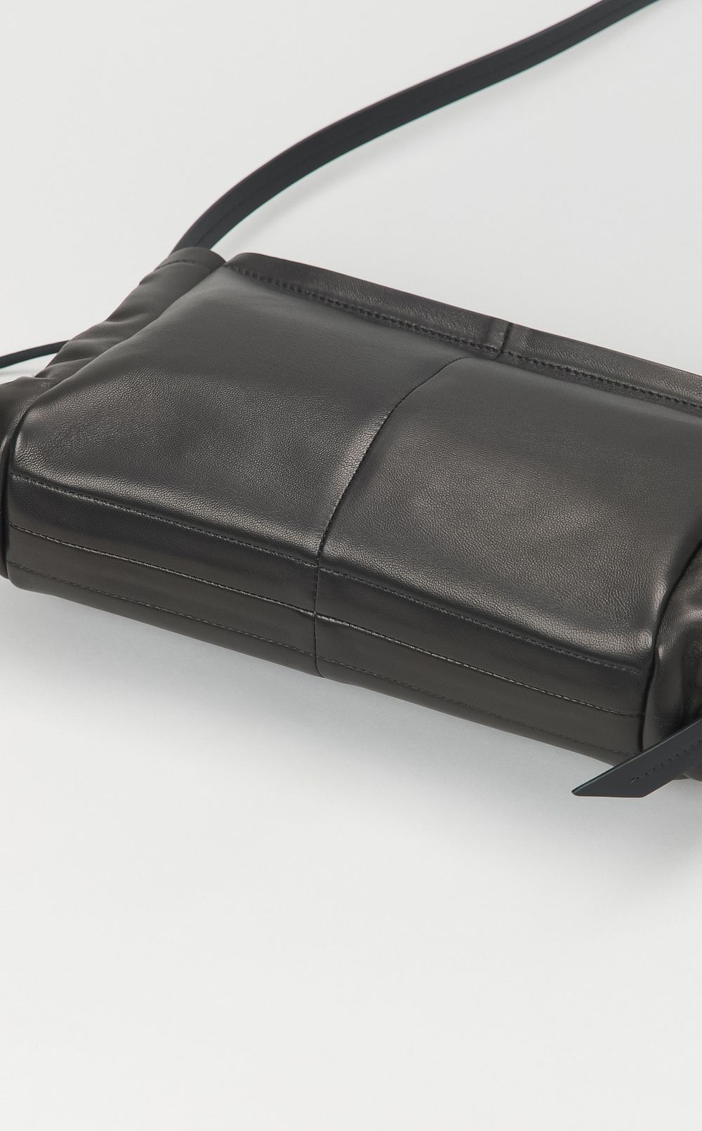 レザーシャーリングショルダーバッグ