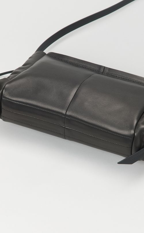 レザーシャーリングショルダーバッグ