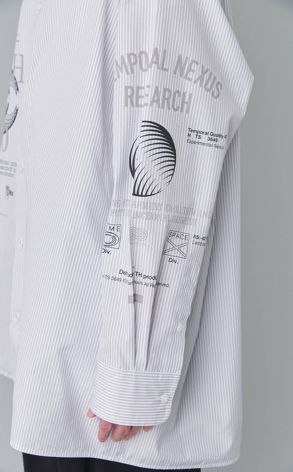 グラフィックオーバーサイズシャツ