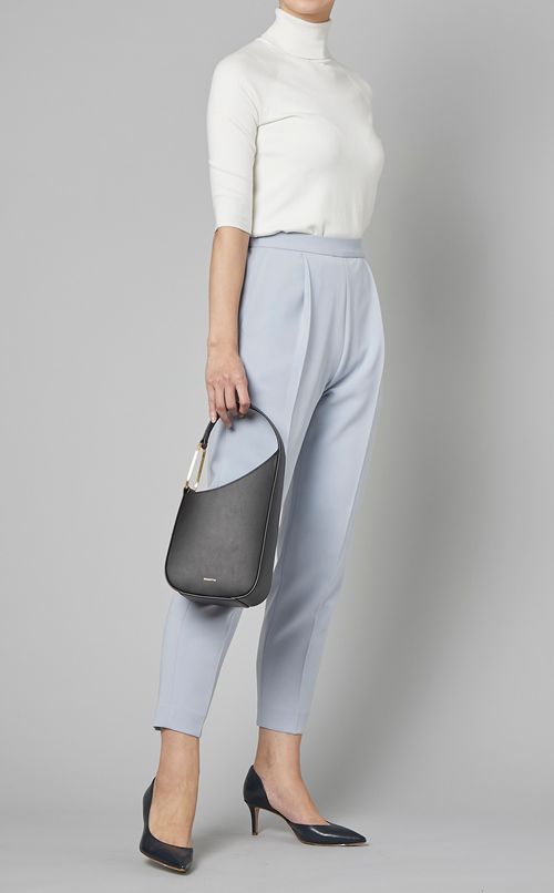 ゴールドバックルレザーバッグ