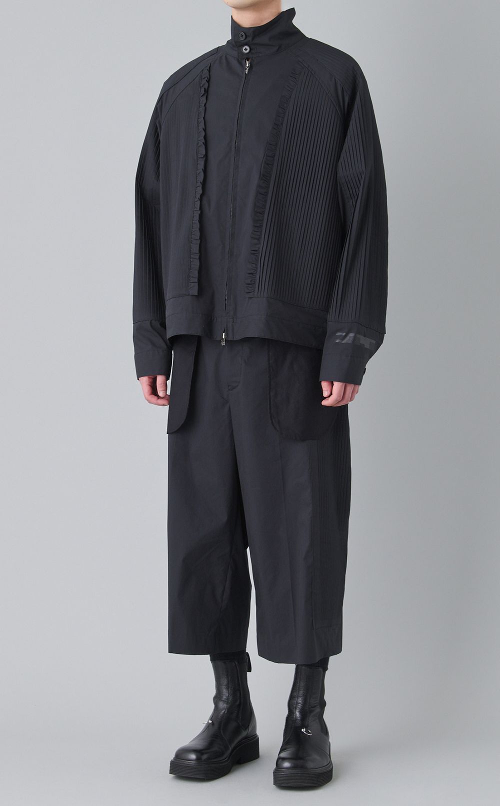 プリーツパネルパンツ