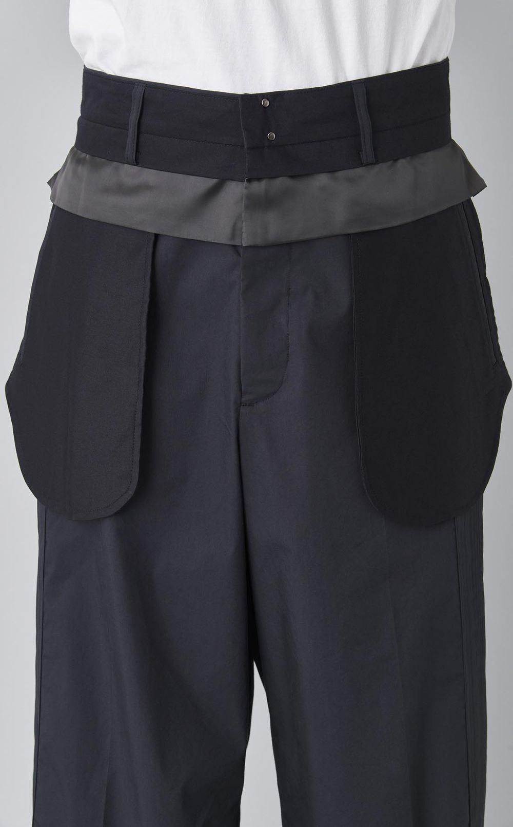 プリーツパネルパンツ