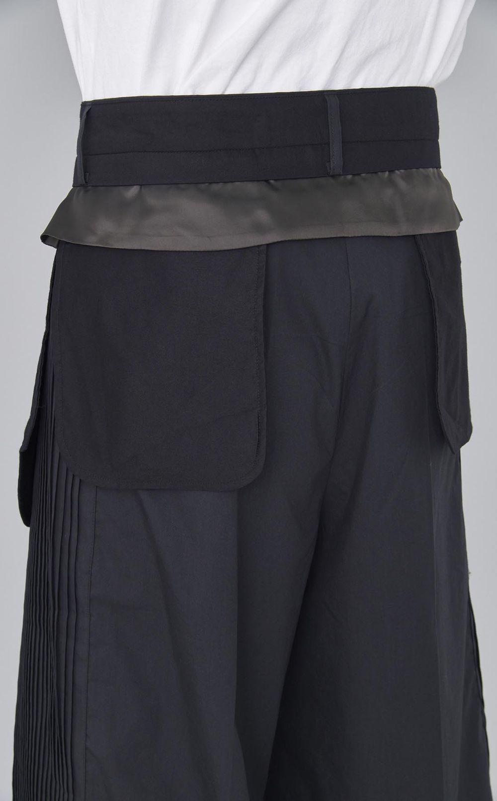 プリーツパネルパンツ
