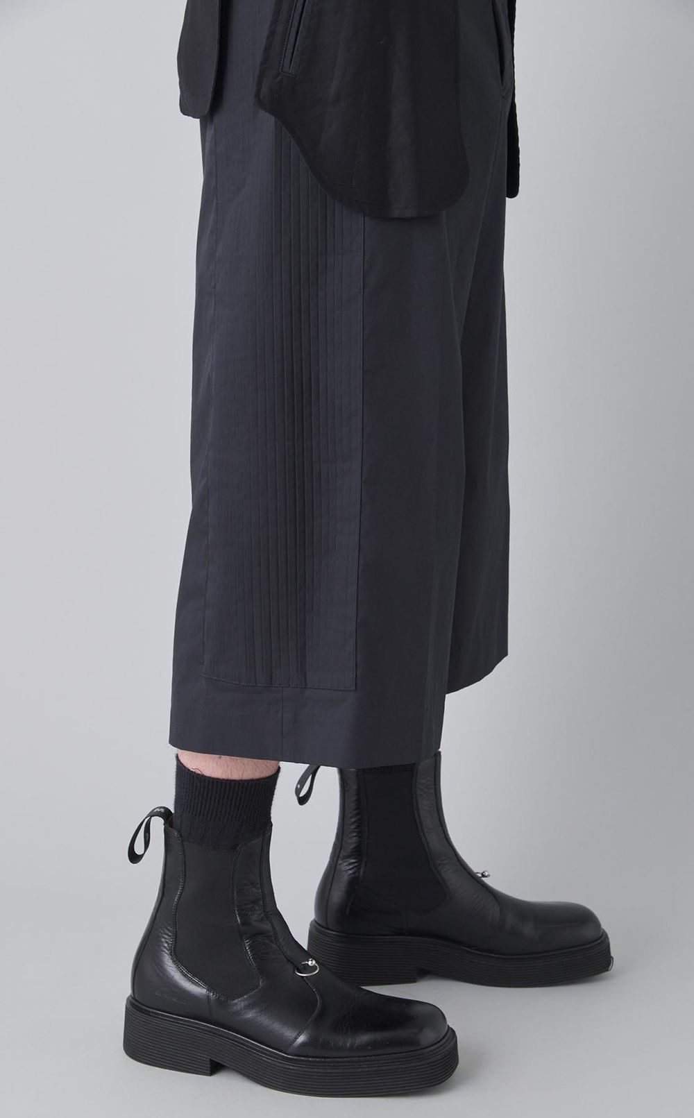 プリーツパネルパンツ