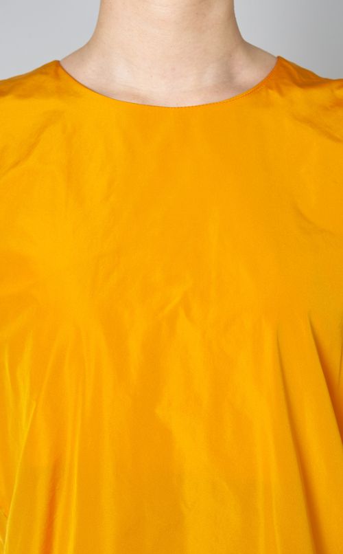 タフタペプラムノースリーブワンピース