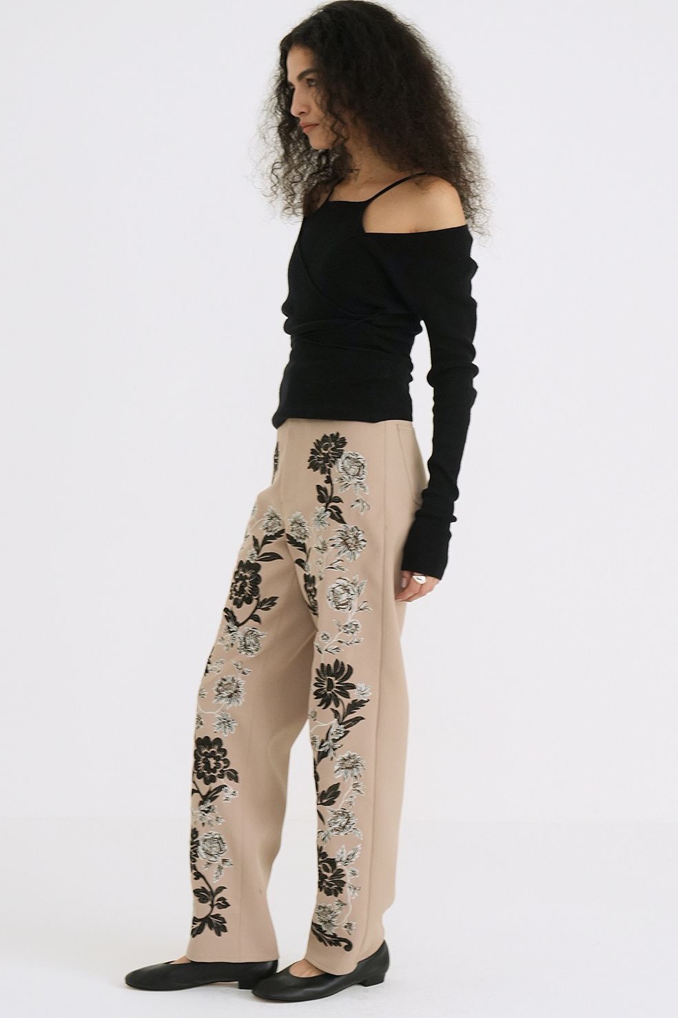 フラワーエンブロイダリーパンツ