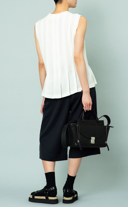 フロントタックノースリーブブラウス