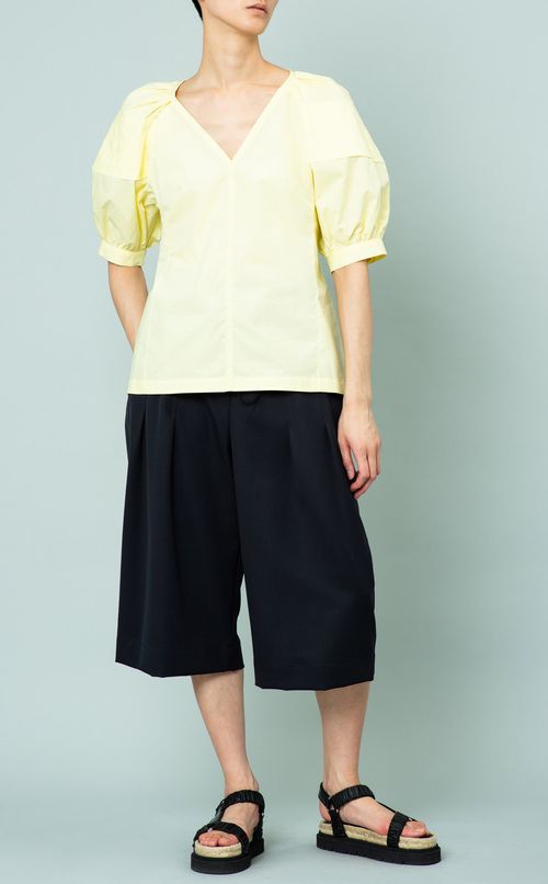 パフスリーブVネックブラウス