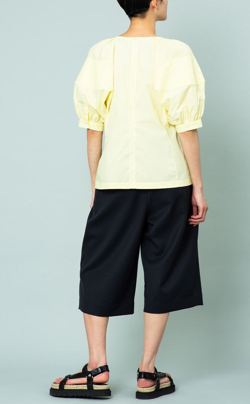 パフスリーブVネックブラウス