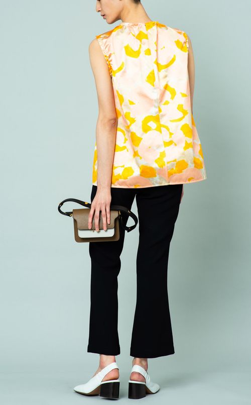 シャーリングノースリーブブラウス