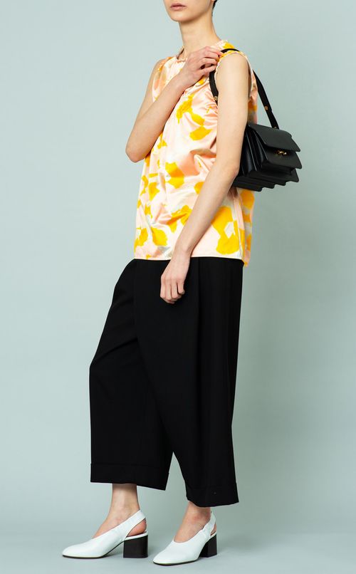 シャーリングノースリーブブラウス