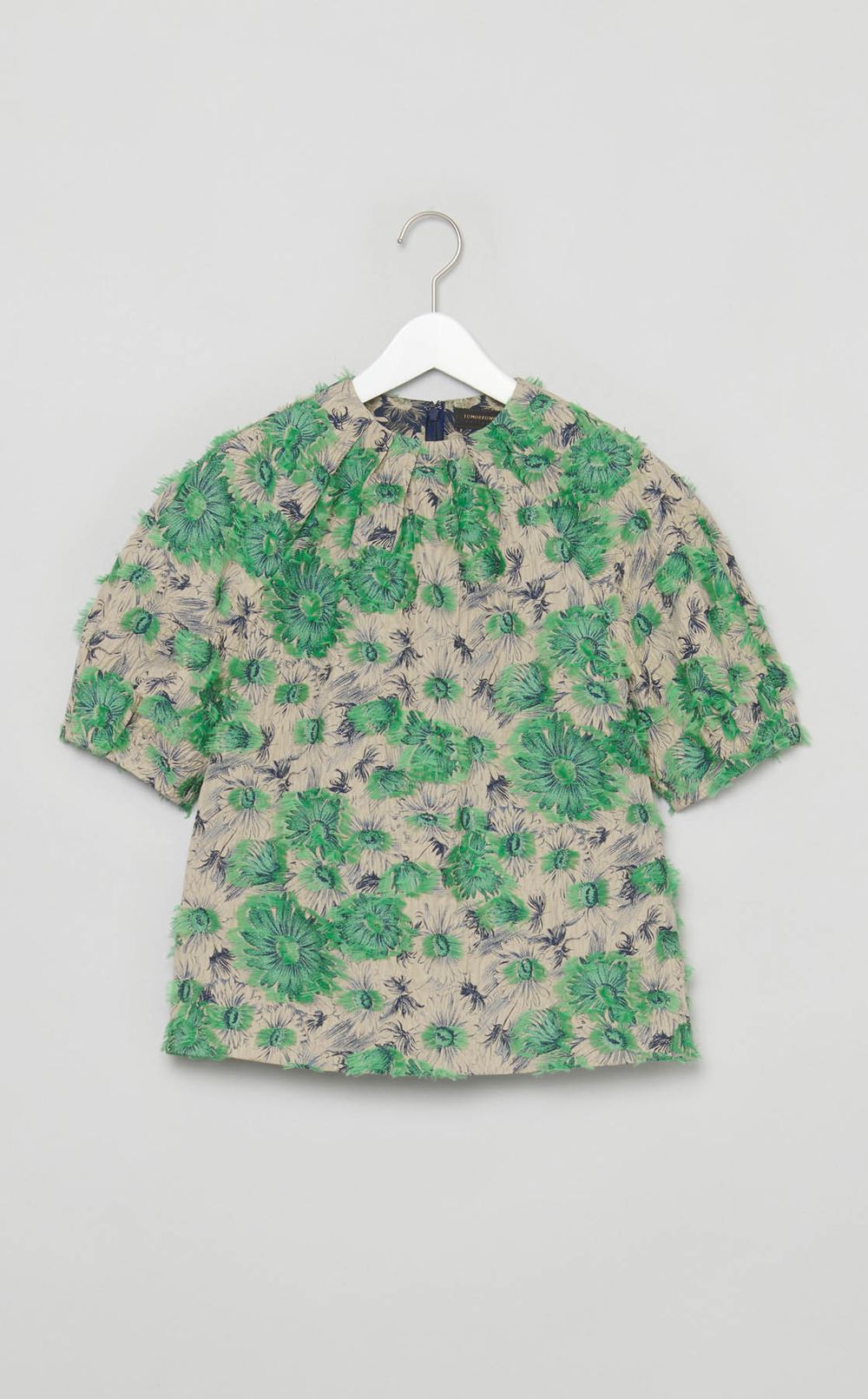 フラワーネックラインタックブラウス