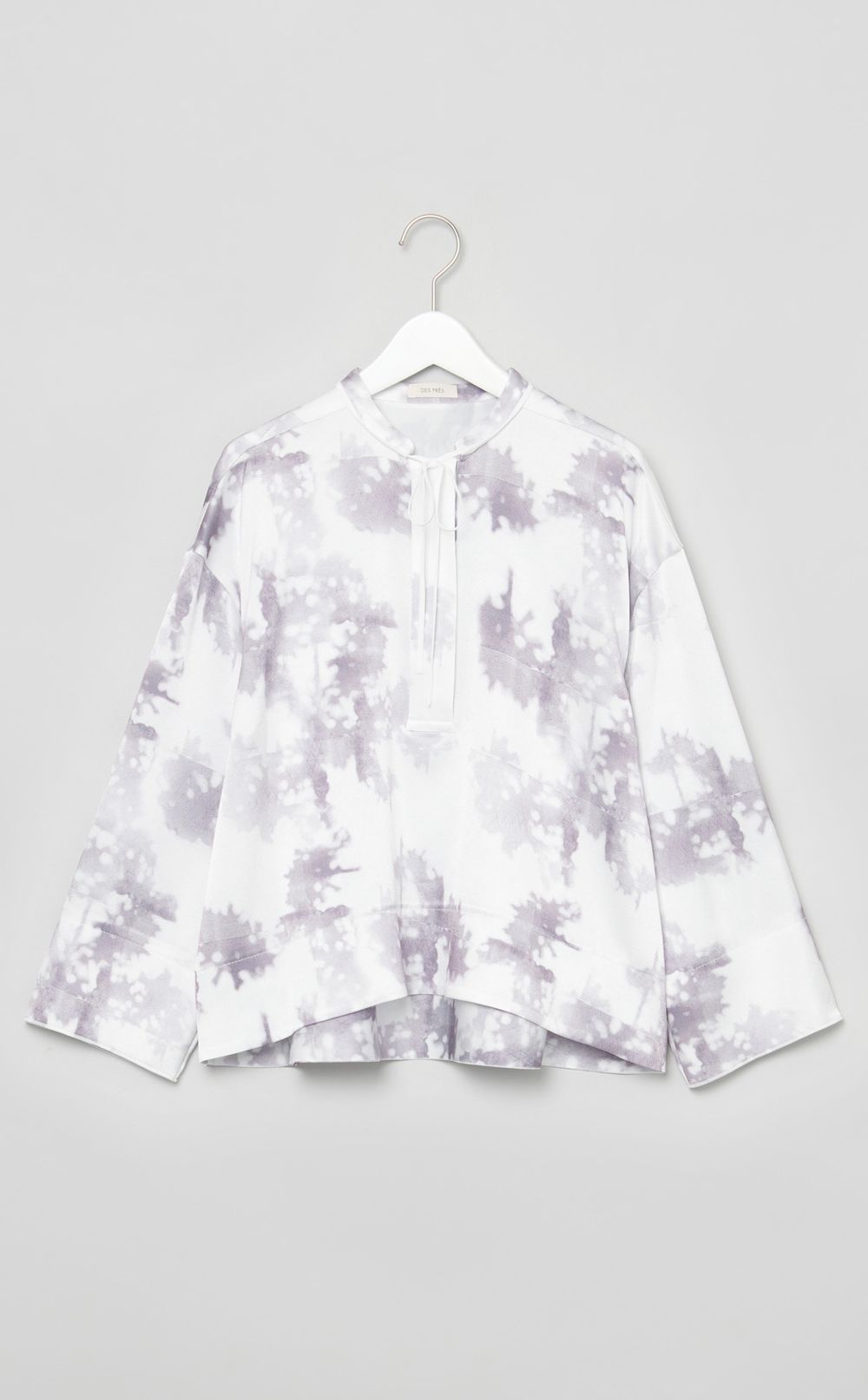 プリントノーカラーブラウス