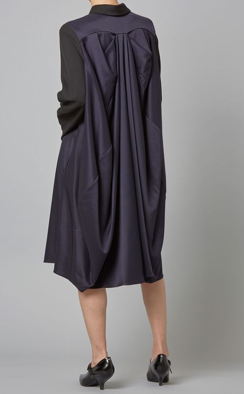 バックデザインコクーンワンピース