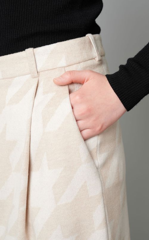 スリットヘムスカート