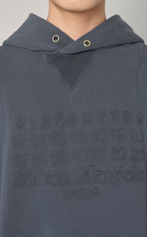 ロゴ刺繍パーカー