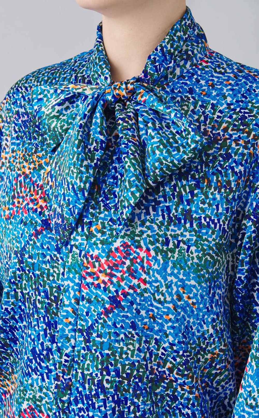 プリントサテンブラウス