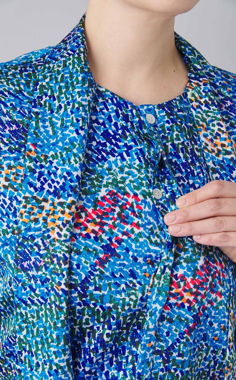 プリントサテンブラウス