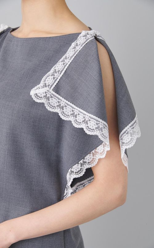 スリットスリーブレーストリムブラウス