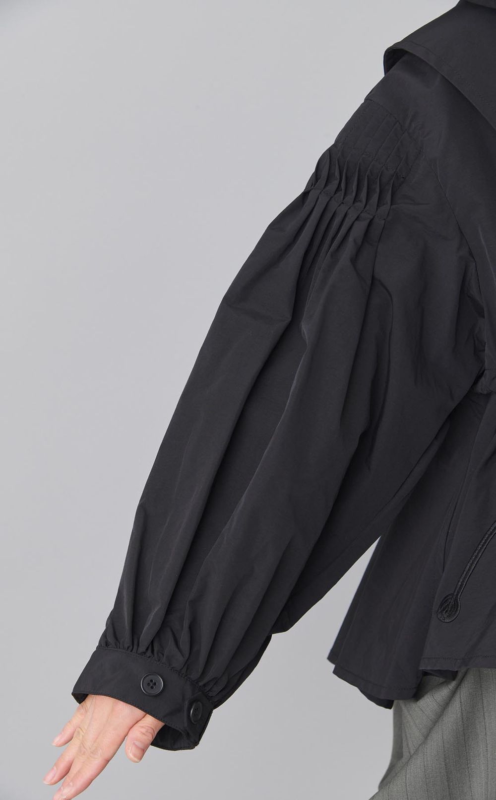 ナイロンピンタックショートブルゾン