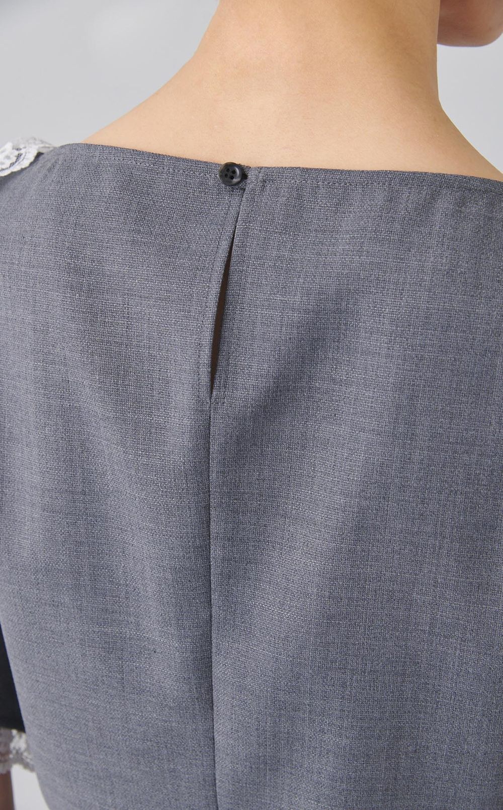 スリットスリーブレーストリムブラウス