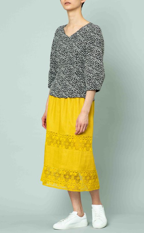 レース使いミディスカート