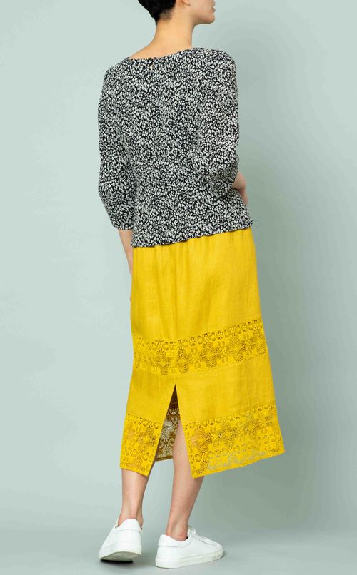 レース使いミディスカート