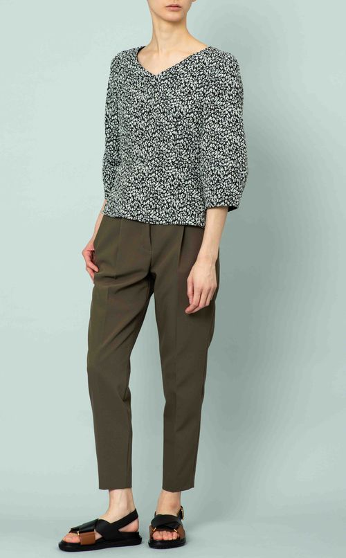 スリムテーパードパンツ