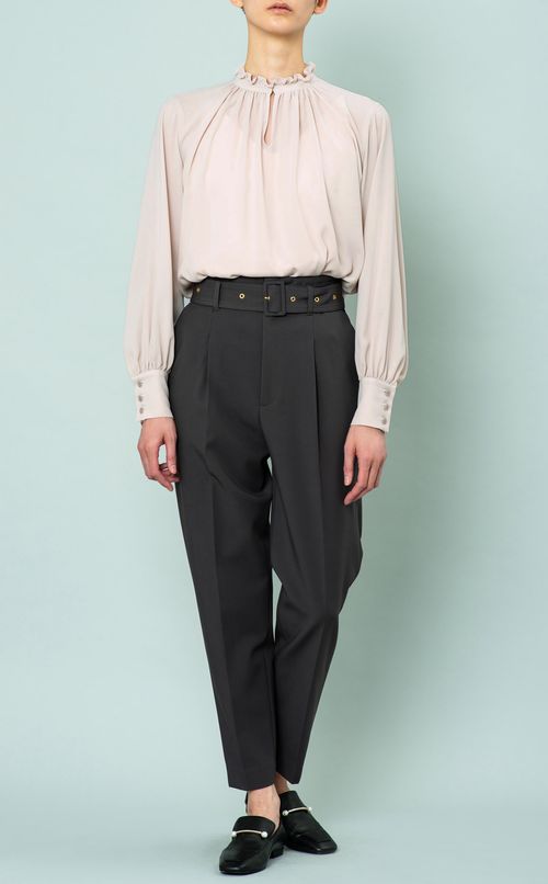 フリルネックブラウス