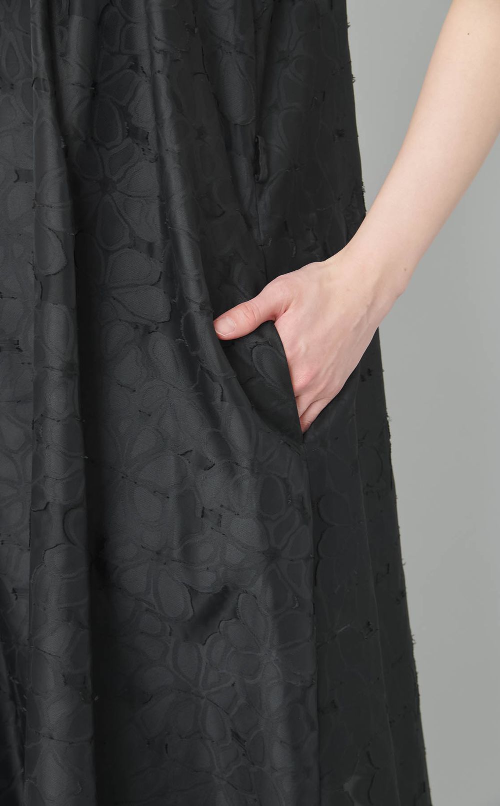 ジャガードハイネックビーズ付ワンピース