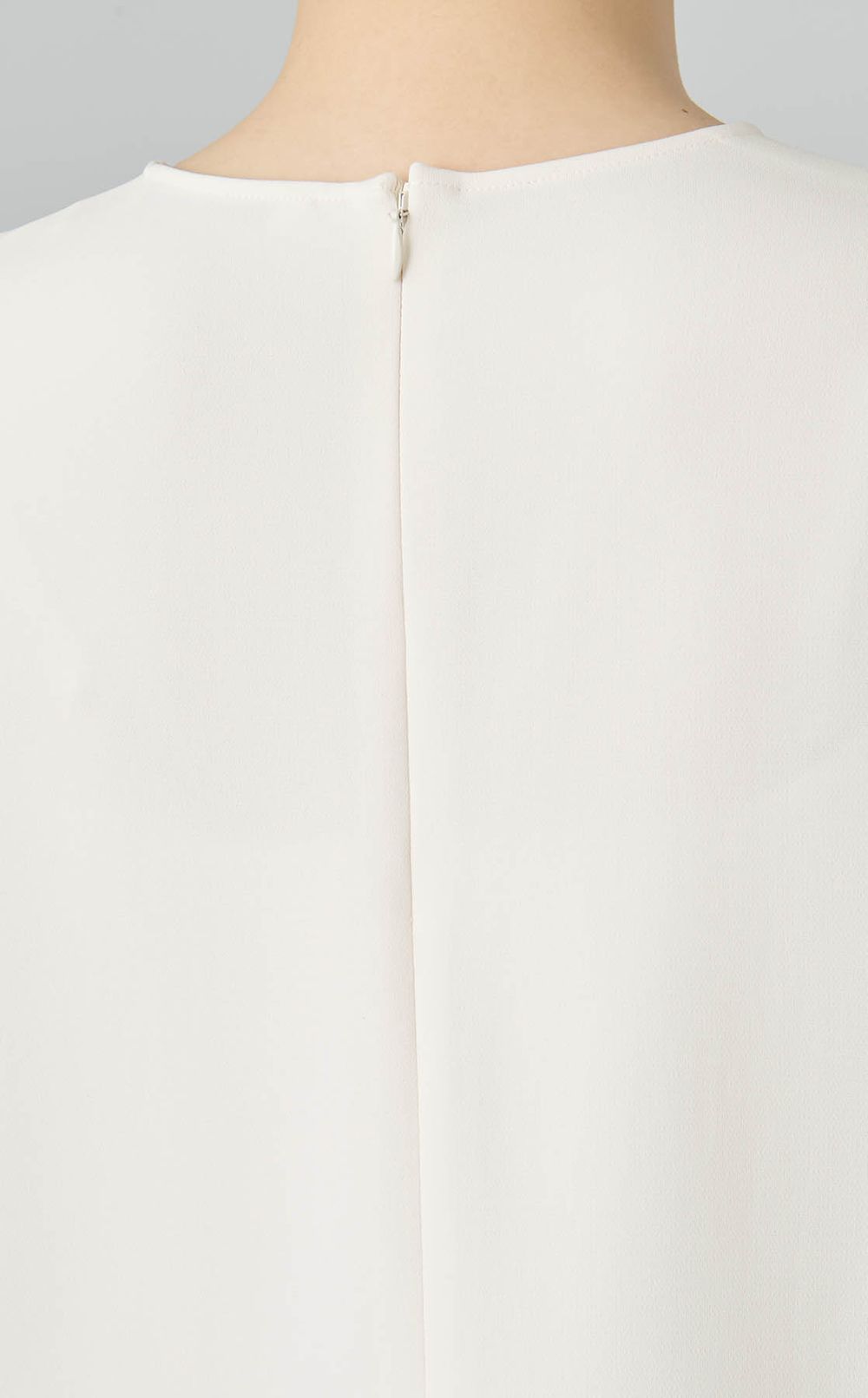 バックラウンドヘムブラウス