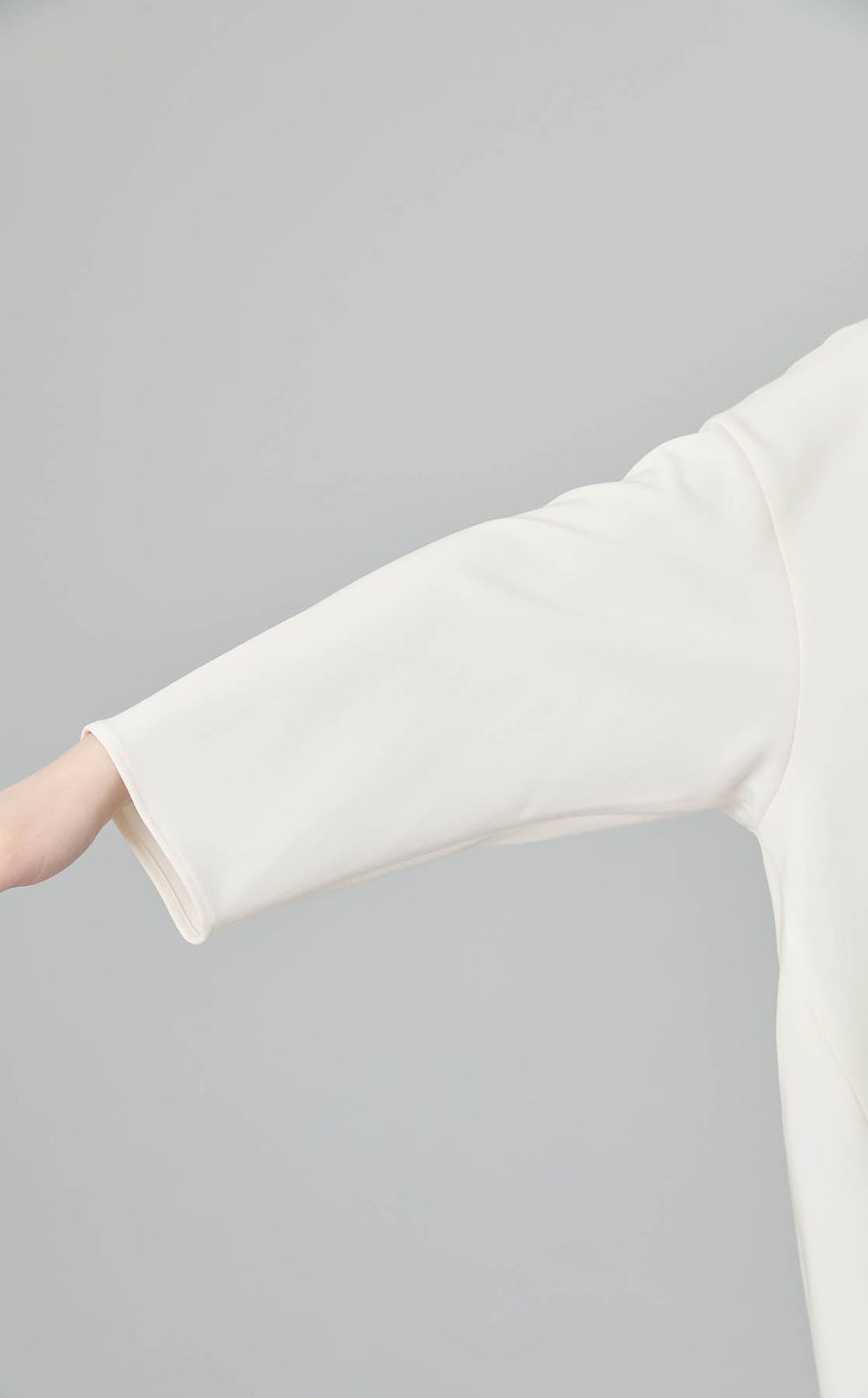 バックラウンドヘムブラウス