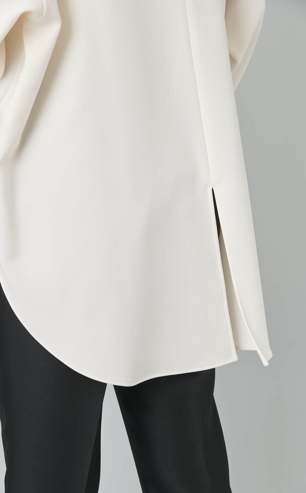 バックラウンドヘムブラウス