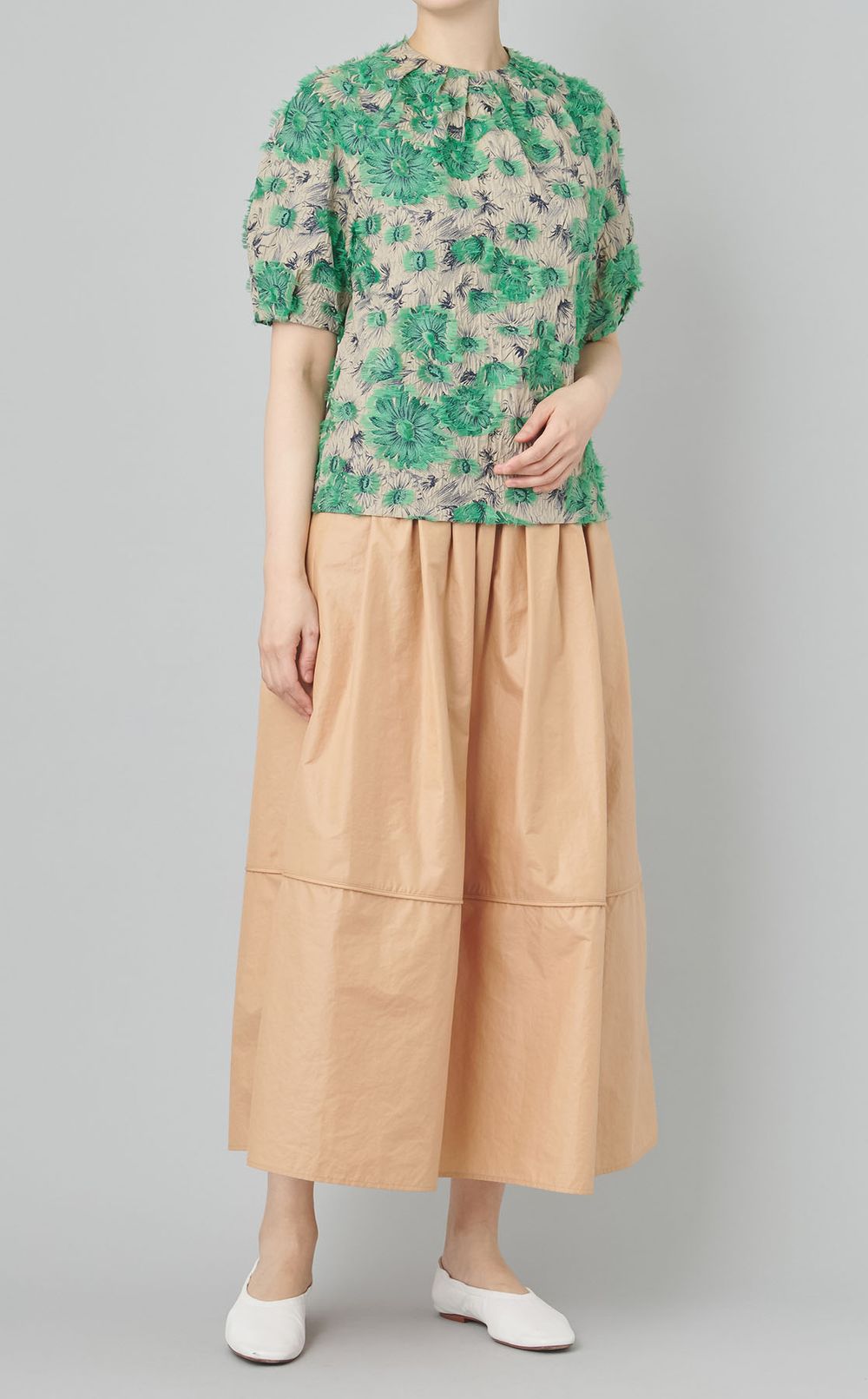 フラワーネックラインタックブラウス