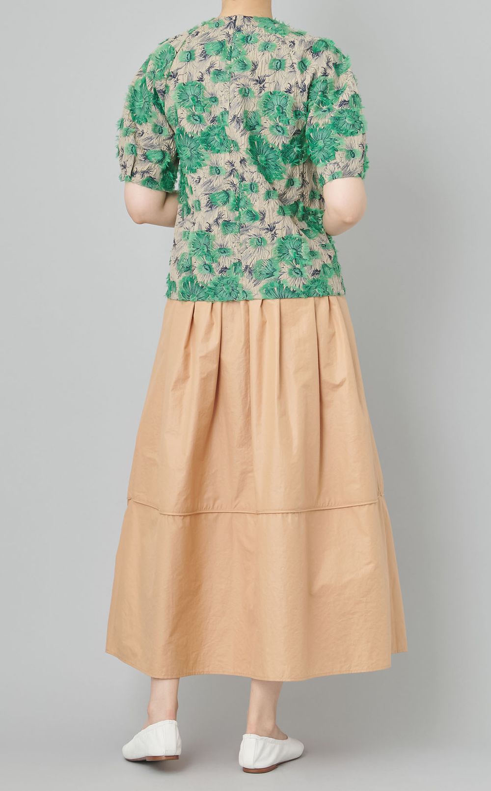 フラワーネックラインタックブラウス