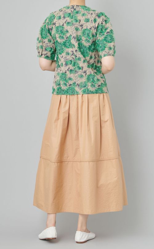 フラワーネックラインタックブラウス