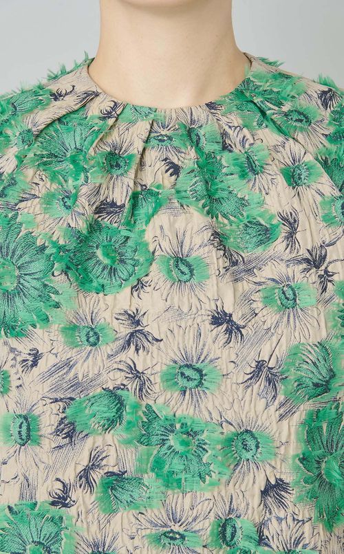 フラワーネックラインタックブラウス