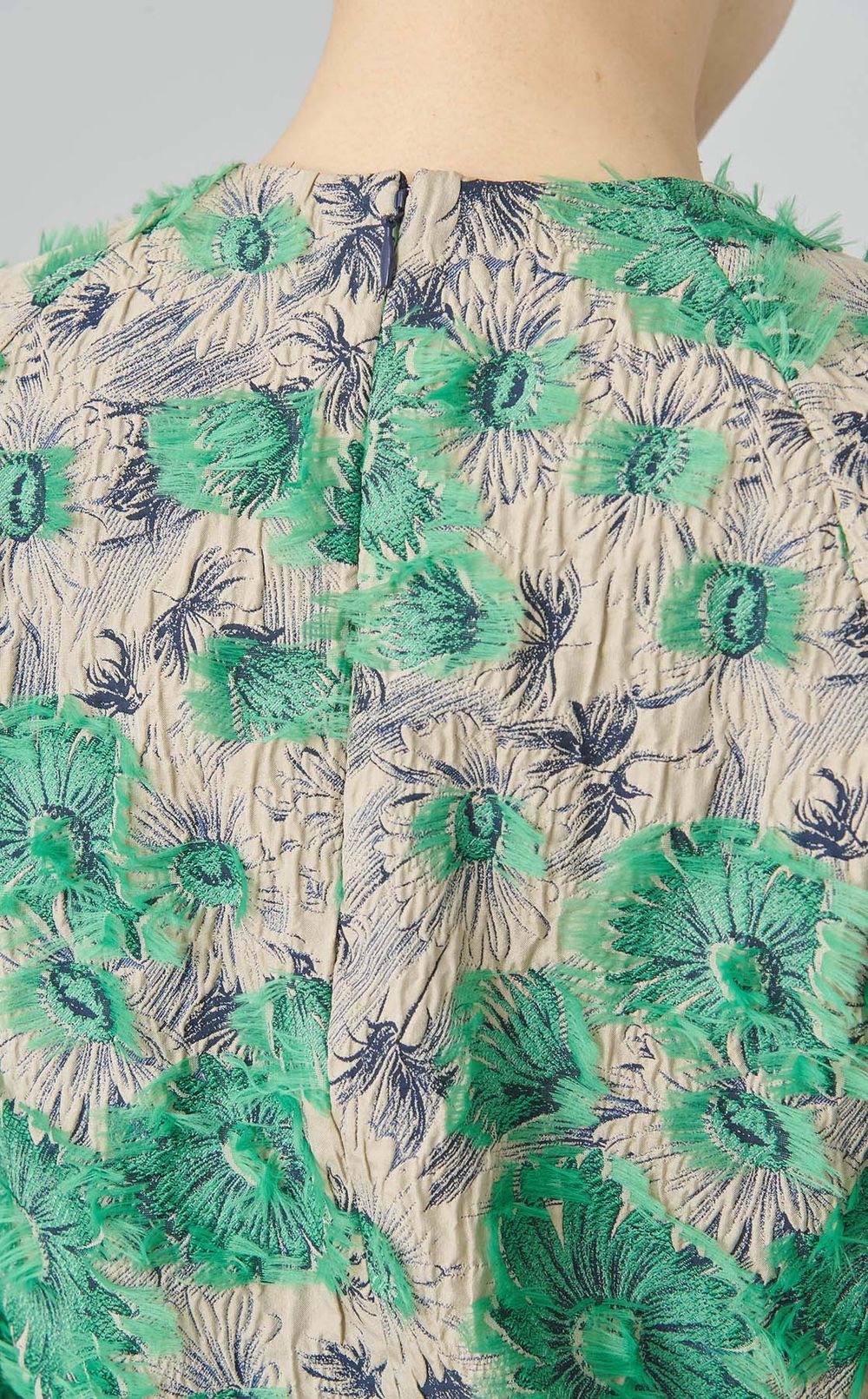 フラワーネックラインタックブラウス