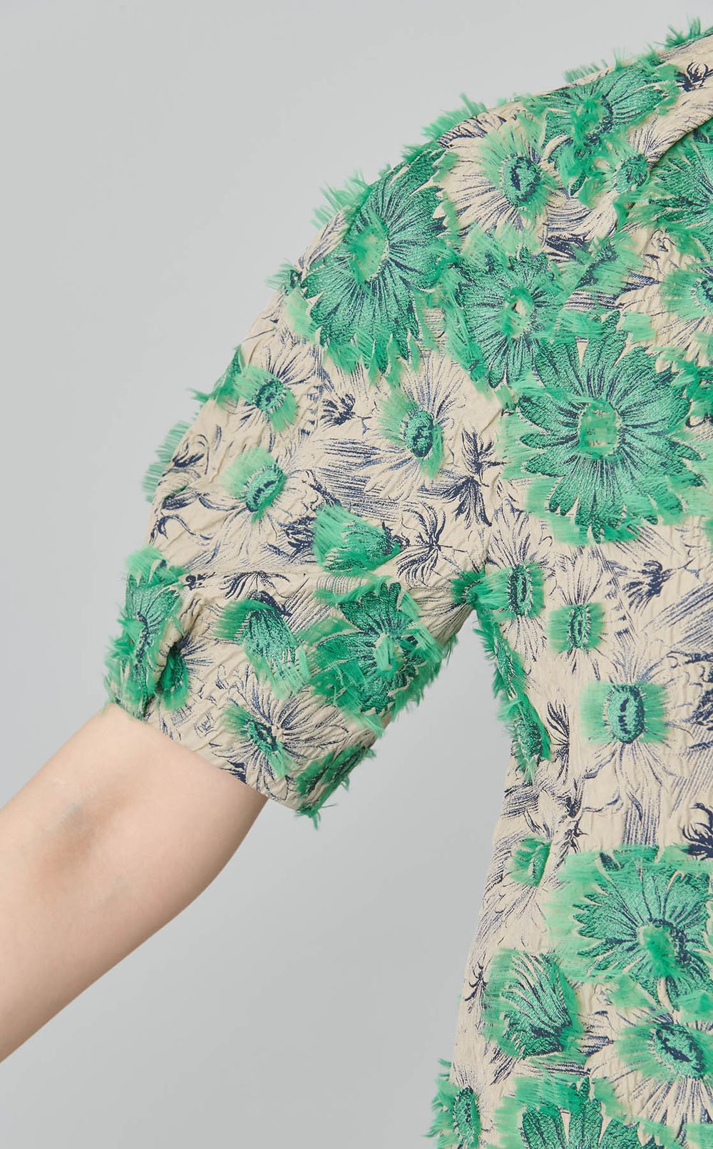 フラワーネックラインタックブラウス