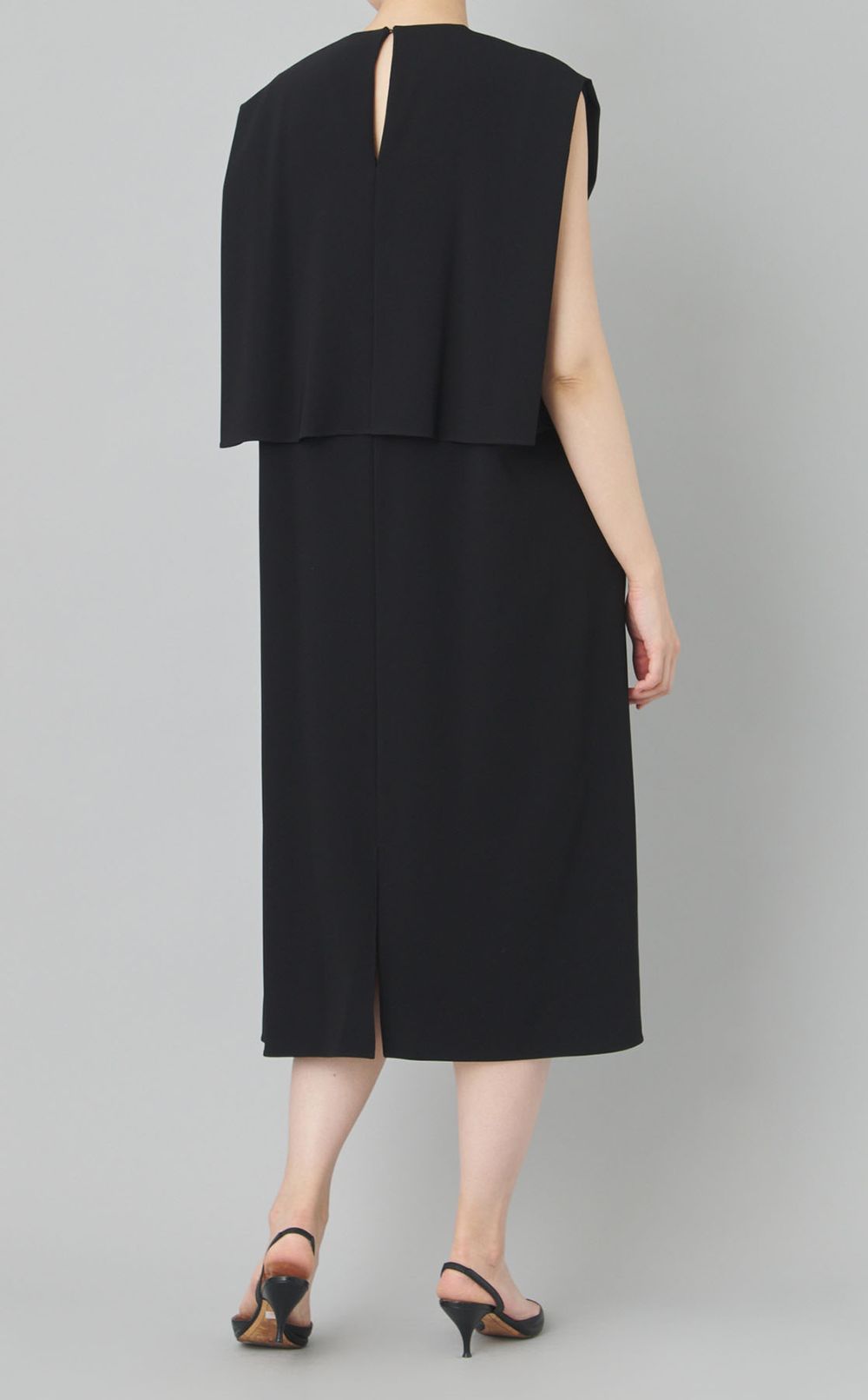 ケープバックノースリーブドレス