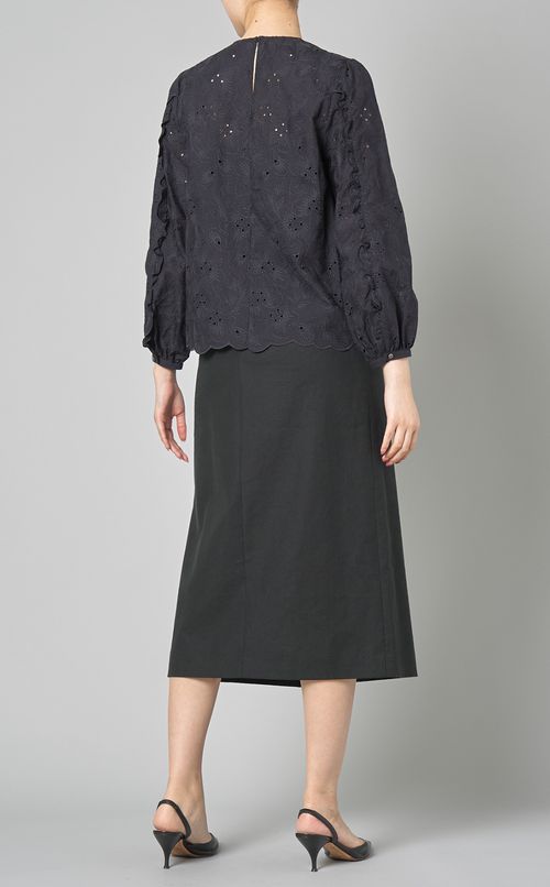 ボイルフラワー刺繍ラッフルブラウス