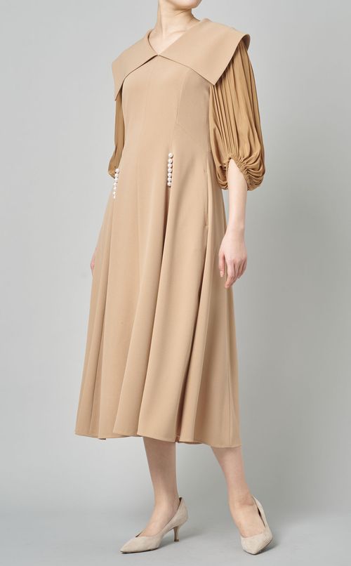 パール付オープンカラーワンピース