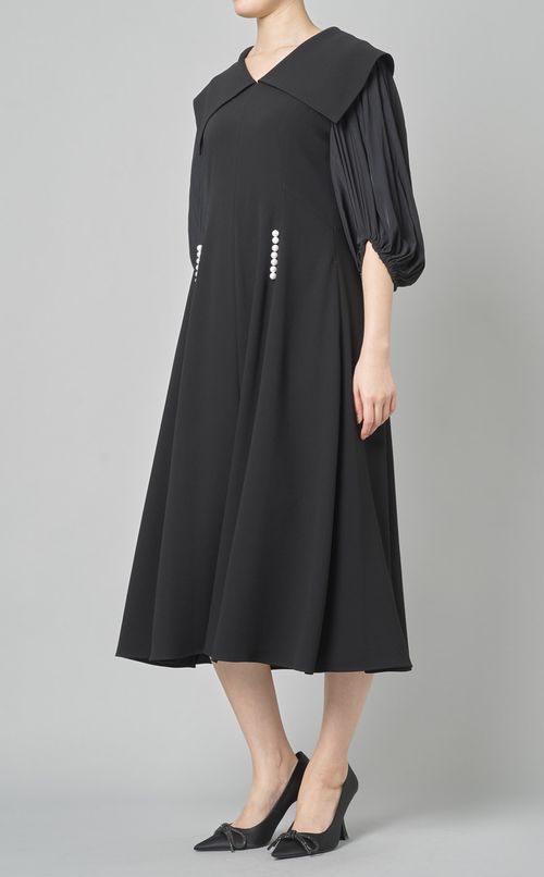 パール付オープンカラーワンピース