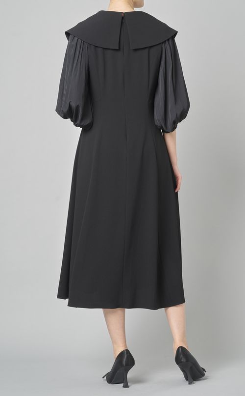 パール付オープンカラーワンピース