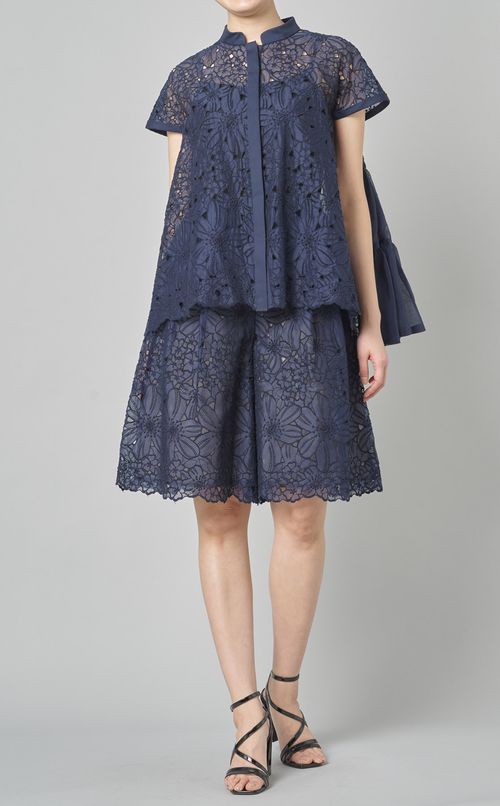 アイレットレースブラウス