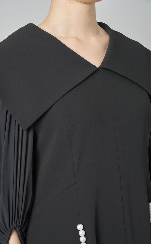 パール付オープンカラーワンピース