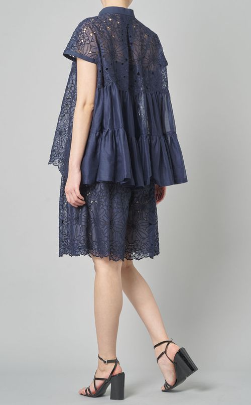 アイレットレースブラウス