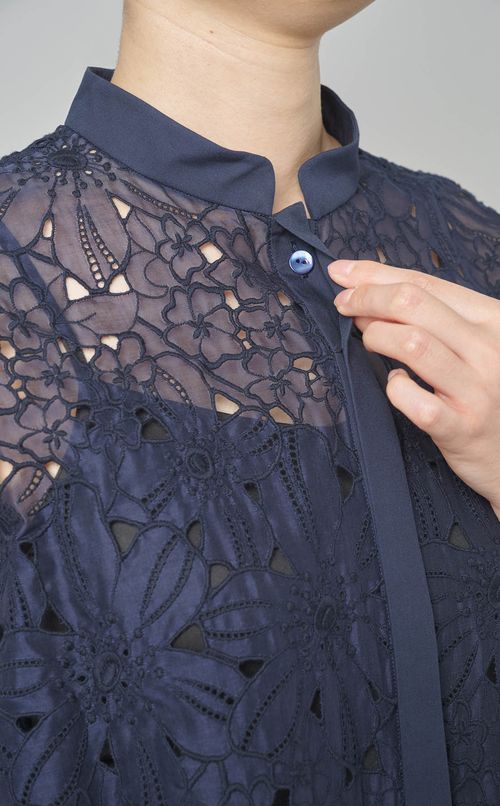 アイレットレースブラウス