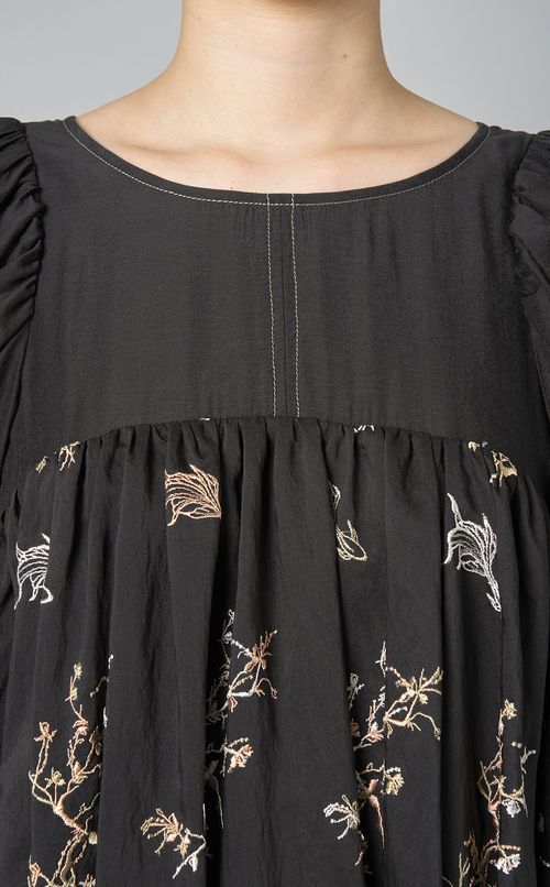 エンブロイダリーペタルドレス